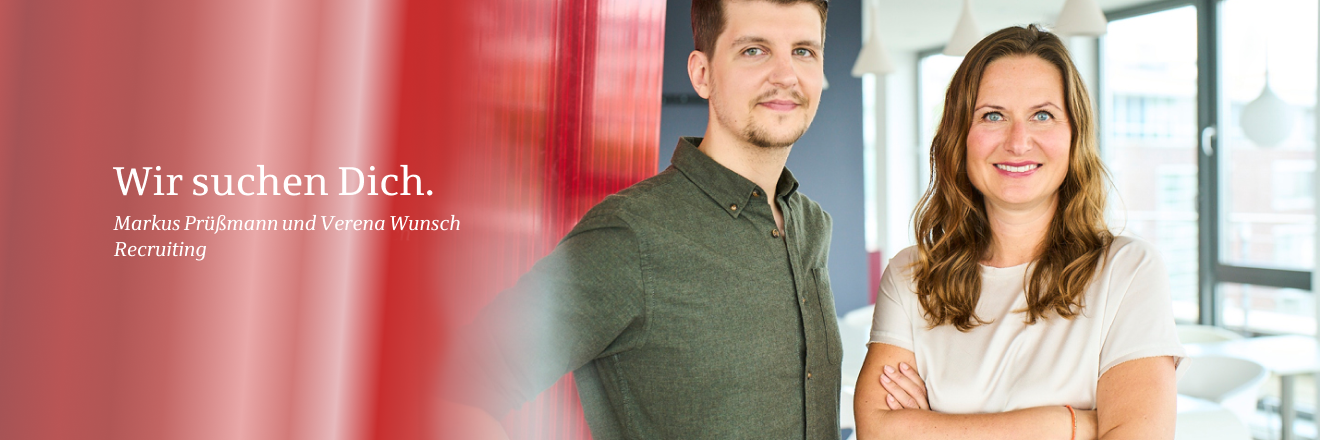 Zwei Mitarbeitende aus dem Recruiting-Team der Star Finanz stehen nebeneinander und blicken lächelnd in die Kamera. Daneben der Text ‚Wir suchen Dich.‘ – ein Motiv, das zur Initiativbewerbung bei der Star Finanz einlädt.