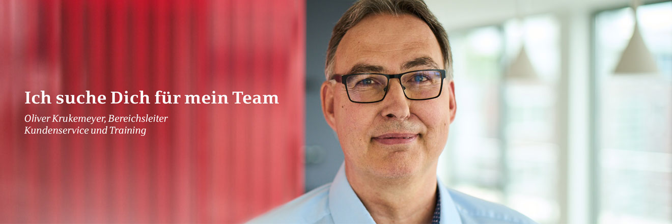 Porträt von Oliver Krukemeyer, Bereichsleiter Kundenservice und Training bei der Star Finanz – Mann mit Brille im Büro, daneben der Text: ‚Ich suche Dich für mein Team'.