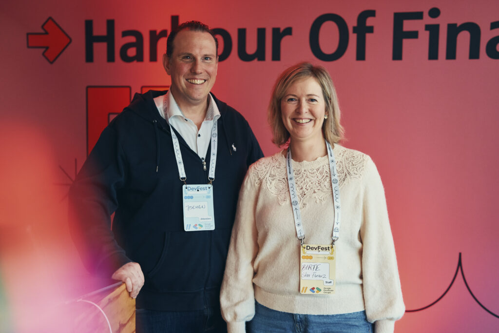 Jochen Balas und Birte Bachmann stehen gemeinsam auf der Harbour of Finance Bühne