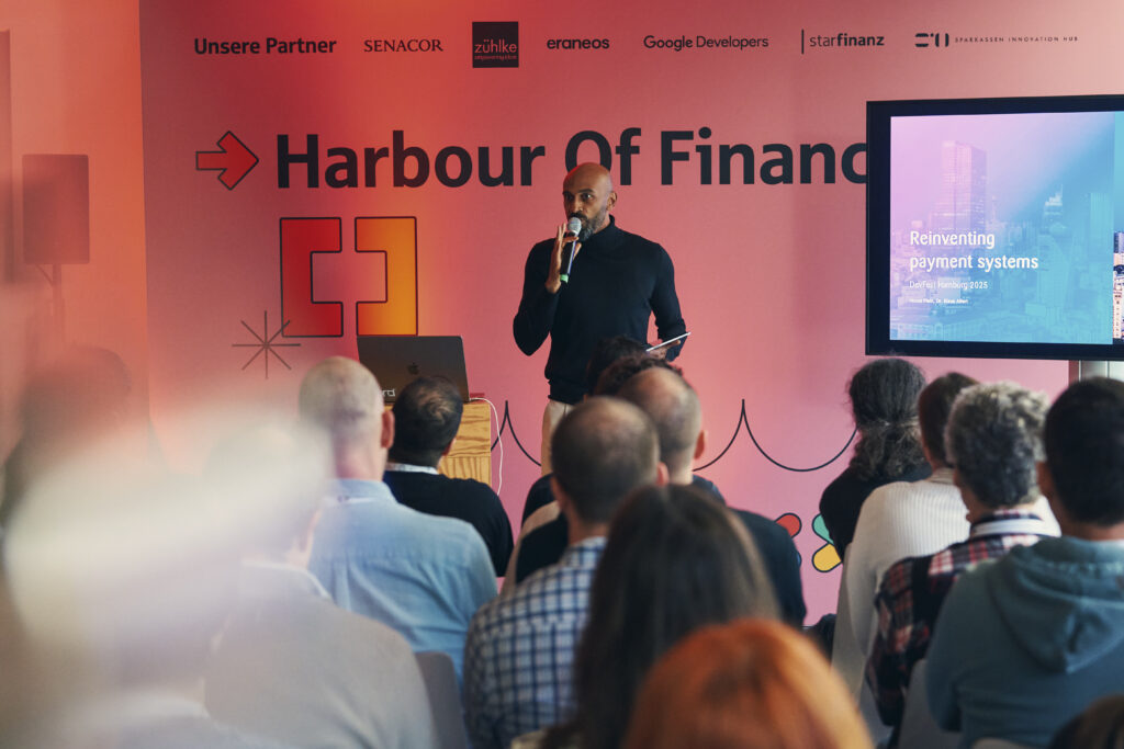 Chris Brow moderiert auf dem DevFest Hamburg 2025 den Harbour of Finance Track
