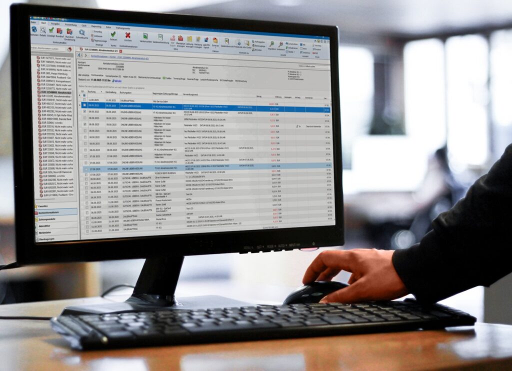Bildschirm mit geöffneter SFirm-Anwendung in einem modernen Büro