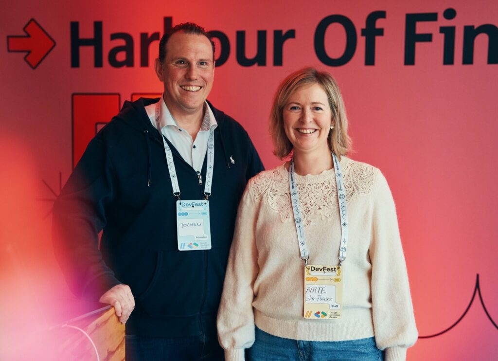 Jochen Balas und Birte Bachmann stehen vor den Harbour of Finance Bühne