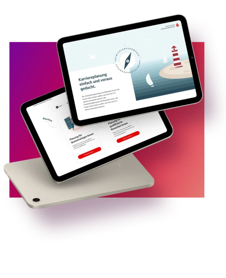 Zwei Tablets mit der Sparkassen-Anwendung Entwicklungskompass: Visualisiert wird die digitale Unterstützung für Karriereplanung, Bewerber:innen und Quereinsteiger:innen mit Symbolen wie Kompass, Segelboot und Leuchtturm.