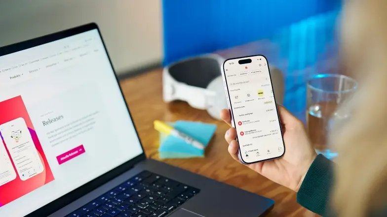 Eine Person hält ein Smartphone in der Hand, auf dessen Display die Sparkassen-App mit Kontenübersicht, Schnellzugriffen und aktuellen Kontoständen zu sehen ist.