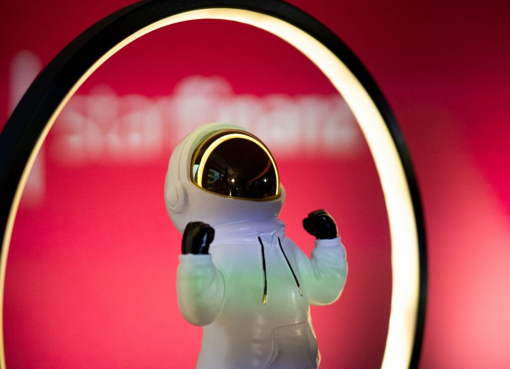 Astronautfigur auf dem Rednerpult beim Jahreskickoff der Star Finanz.