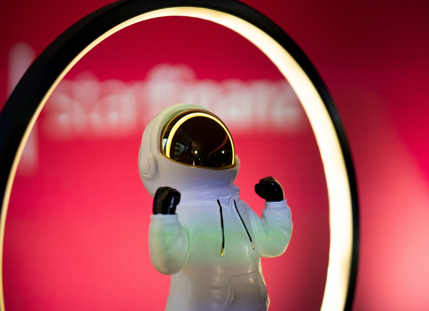 Astronautfigur auf dem Rednerpult beim Jahreskickoff der Star Finanz.