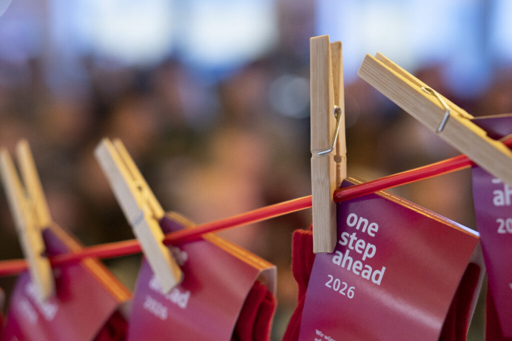 Star Finanz Socken auf dem unternehmensweiten Jahreskickoff 2026 hängen an einer Wäscheleine als Geschenk für alle Mitarbeitenden.