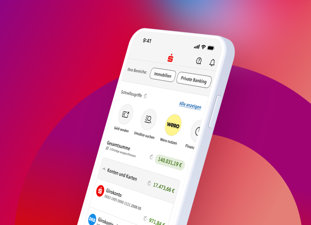 Smartphone mit geöffneter App Sparkasse: Übersicht der Konten und Karten mit verschiedenen Girokonten.