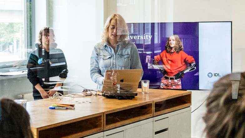 Das Team des Inclusive Desing Lab arbeitet in einem Workshop zusammen.