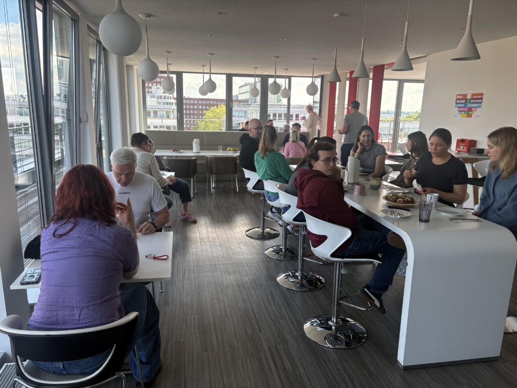 Star Finanz Mitarbeiter:innen sitzen gemeinsam beim Bunten Frühstück im Rahmen des Diversity Months 2026