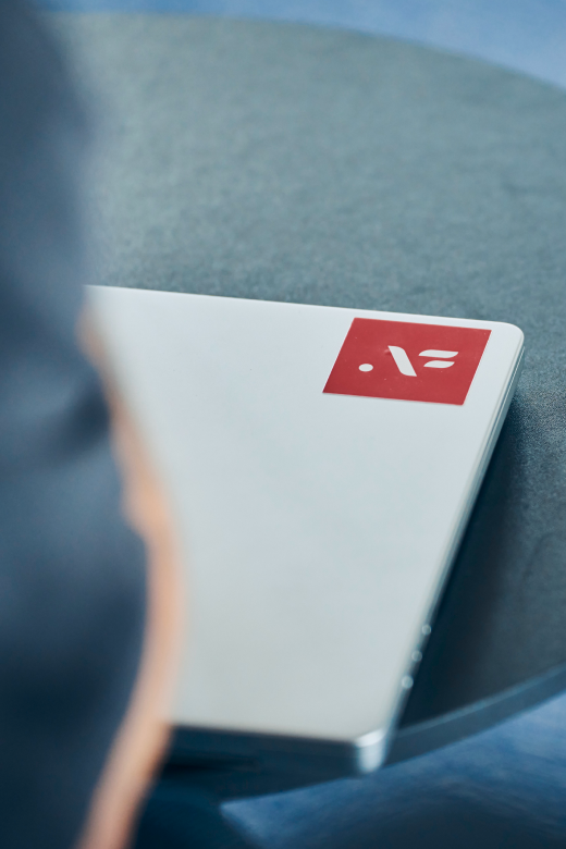 Ein zugeklappter Laptop mit dem Signet der App Factory