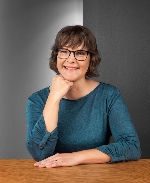 Porträt von Wendy Sauer - Nachhaltigkeitsmanagerin bei der Star Finanz – in modernem Büro in Hamburg.