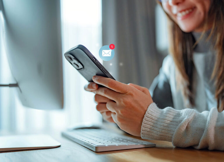 Eine Frau meldet sich auf einem Smartphone für einen Jobnewsletter an.