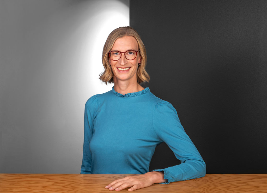 Porträt von Inga Schedler– Leiterin des Bereichs Business Operations bei der Star Finanz – in modernem Büro in Hamburg.