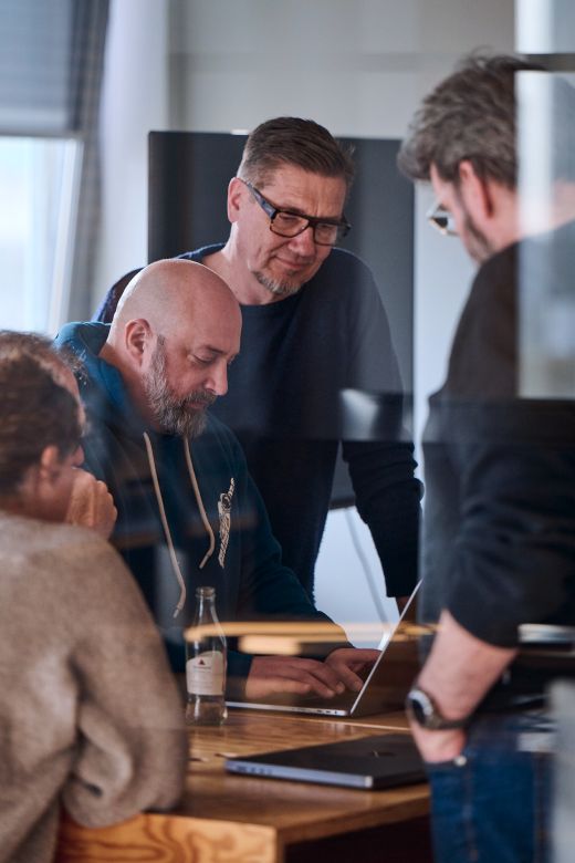Mitarbeitende der Star Finanz in einem Meeting