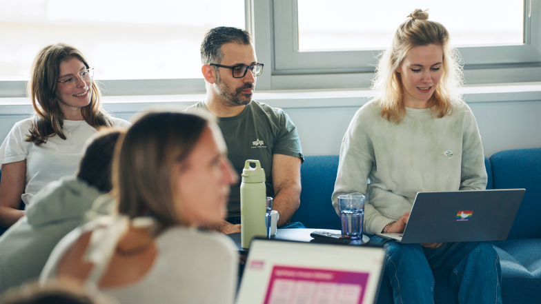 Mitarbeitende der Star Finanz in einem großen Meeting