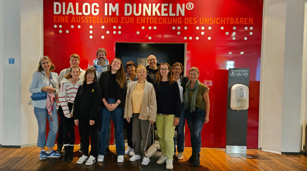 Mitarbeitende der Star Finanz beim Dialog im Dunkeln