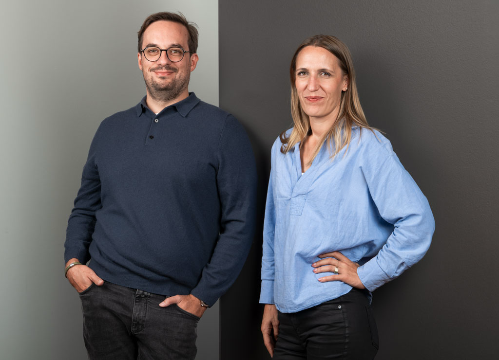Portrait von Janosch Krug und Milena Rottensteiner Bereichsleitung App Factory bei der Star Finanz,in modernen Büroflächen.