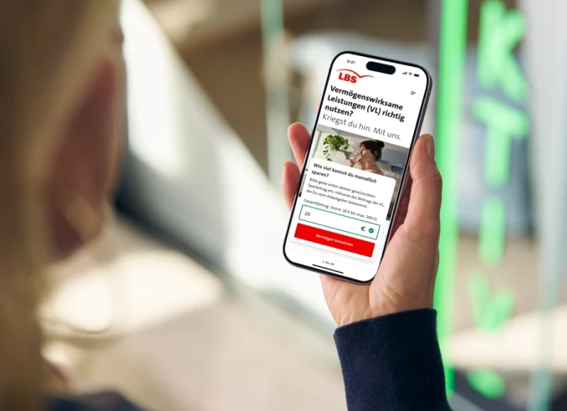 Eine Person schaut auf ihr iPhone auf dem die App der LBS zum Thema vermögenswirksame Leistungen geöffnet ist.