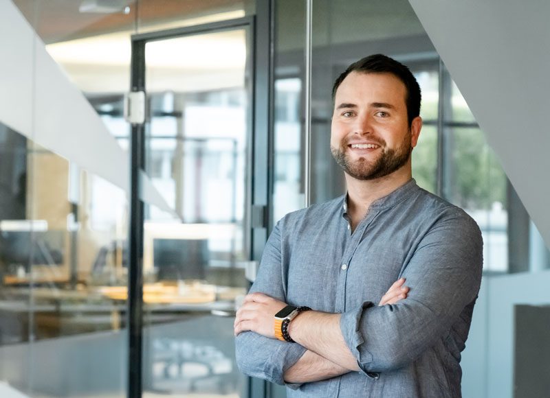Porträt von Eike Suckow - Foresight Strategist im Sparkassen Innovation Hub bei der Star Finanz – in modernem Büro in Hamburg.