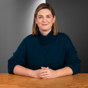 Porträt von Anna Friesen – Leiterin des Sparkassen Innovation Hubs bei der Star Finanz – in modernem Büro in Hamburg.