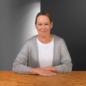 Porträt von Anneke Langer - People-Spezialistin bei der Star Finanz – in modernem Büro in Hamburg.