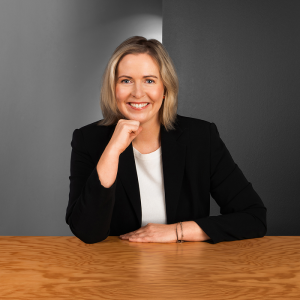 Porträt von Birte Bachmann- Referentin Geschäftsführung strategische Unternehmenskommunikation bei der Star Finanz – in modernem Büro in Hamburg.