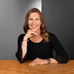 Porträt von Dana Gielnik – Leiterin des Bereichs People, Culture and Places bei der Star Finanz – in modernem Büro in Hamburg.