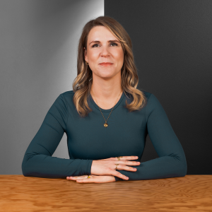 Porträt von Dana Paul - People-Spezialistin bei der Star Finanz – in modernem Büro in Hamburg.