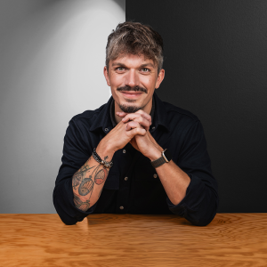 Porträt von David dahncke– Leiter der App Factory bei der Star Finanz – in modernem Büro in Hamburg.