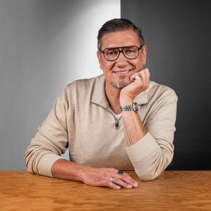 Porträt von Jan Graffenberger – Leiter des Bereichs Backend & Betrieb, Firmenkunden und NewBusiness bei der Star Finanz – in modernem Büro in Hamburg.