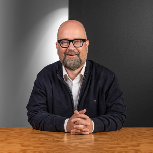 Porträt von Jens Rieken – Geschäftsführer bei der Star Finanz – in modernem Büro in Hamburg.