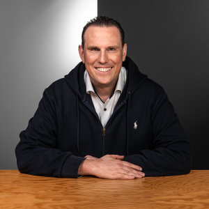 Porträt von Jochen Balas – Vorsitzender der Geschäftsführung bei der Star Finanz – in modernem Büro in Hamburg.