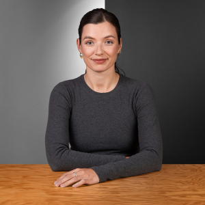 Porträt von Lena Rogge– Leiterin des Sparkassen Innovation Hubs bei der Star Finanz – in modernem Büro in Hamburg.