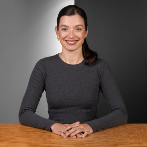 Porträt von Lena Rogge– Leiterin des Sparkassen Innovation Hubs bei der Star Finanz – in modernem Büro in Hamburg.