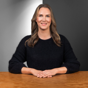 Porträt von Linda Achtert - Kulturmanagerin bei der Star Finanz – in modernem Büro in Hamburg.