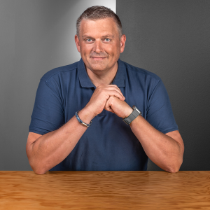 Porträt von Marco Schöning– Leiter des Bereichs StarMoney und Prokurist bei der Star Finanz – in modernem Büro in Hamburg.