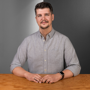 Porträt von Markus Prüssmann - People-Spezialist bei der Star Finanz – in modernem Büro in Hamburg.