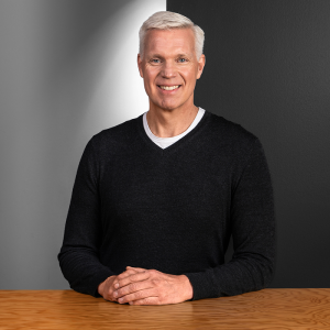 Porträt von Martin Tobies – Geschäftsführer bei der Star Finanz – in modernem Büro in Hamburg.