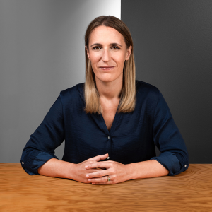 Porträt von Milena Rottensteiner– Leiterin der App Factory bei der Star Finanz – in modernem Büro in Hamburg.