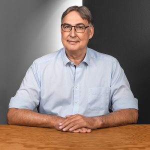 Porträt von Oliver Krukemeyer– Leiter des Bereichs Kundenservice und Training bei der Star Finanz – in modernem Büro in Hamburg.