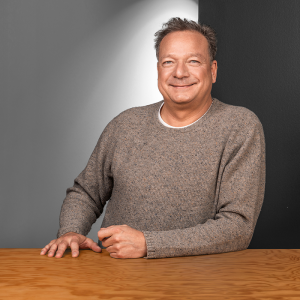 Porträt von Sven Klotz - Leiter des Bereichs Arcitektur, Sicherheit, Schnittstellen- und Qualitätsmanagement bei der Star Finanz – in modernem Büro in Hamburg.