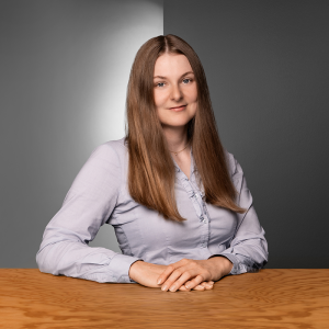 Porträt von Swantje Segieth - People-Spezialistin bei der Star Finanz – in modernem Büro in Hamburg.