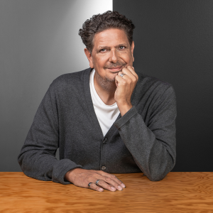 Porträt von Thorsten STöcker– Leiter des Bereichs Finanzen und Fulfillment und Prokurist bei der Star Finanz – in modernem Büro in Hamburg.