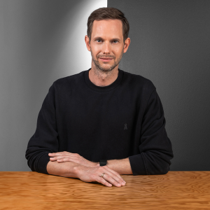 Porträt von Timo Schwalm – Leiter des Bereichs Backend & Betrieb, Firmenkunden und NewBusiness bei der Star Finanz – in modernem Büro in Hamburg.