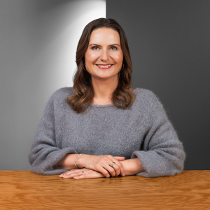 Porträt von Verena Wunsch- People-Spezialistin bei der Star Finanz – in modernem Büro in Hamburg.