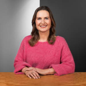 Porträt von Verena Wunsch- People-Spezialistin bei der Star Finanz – in modernem Büro in Hamburg.