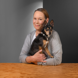 Porträt von Anneke Langer mit Hund Fritzi - People-Spezialistin bei der Star Finanz – in modernem Büro in Hamburg.