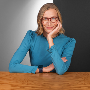 Porträt von Inga Schedler– Leiterin des Bereichs Business Operations bei der Star Finanz – in modernem Büro in Hamburg.