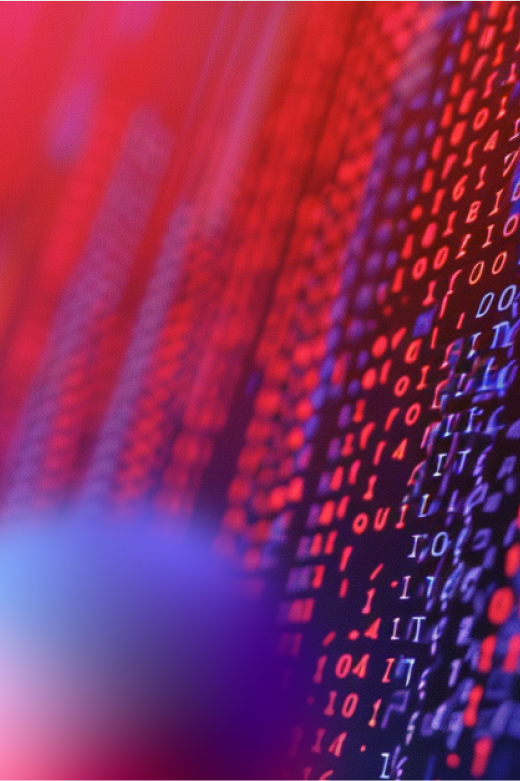 Abstrakte Nahaufnahme eines digitalen Codes: Rote und blaue Zahlen sowie Binärcode-Zeichen leuchten auf einem dunklen Hintergrund. Der Farbverlauf erzeugt einen futuristischen und technologischen Effekt.